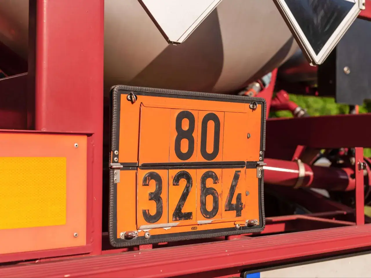 Gefahrgutkennzeichnung an einem Tankwagen: 80 steht f&uuml;r die Entz&uuml;ndbarkeit, 3264 f&uuml;r die Stoffnummer. Die ggvs bedeutung ist hier klar ersichtlich.