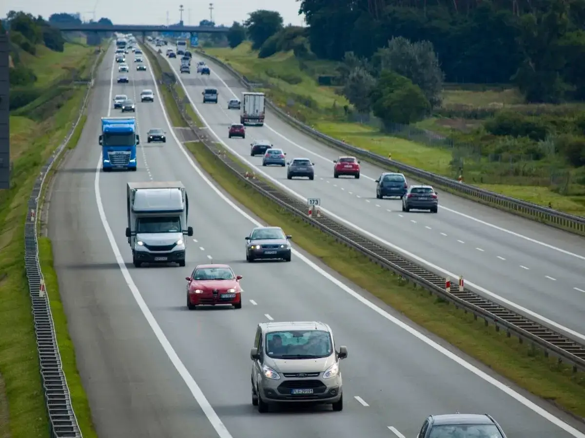Autostrada pełna samochodów i ciężarówek. Kierowcy uważajcie na taryfikator mandatów, bo prędkość na tym odcinku jest kontrolowana.