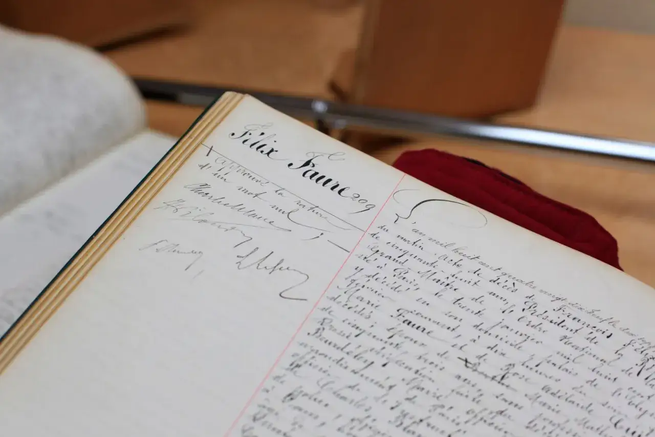 Archives 63 &eacute;tat civil : un registre ancien r&eacute;v&egrave;le des actes manuscrits, dont celui de F&eacute;lix Faure.