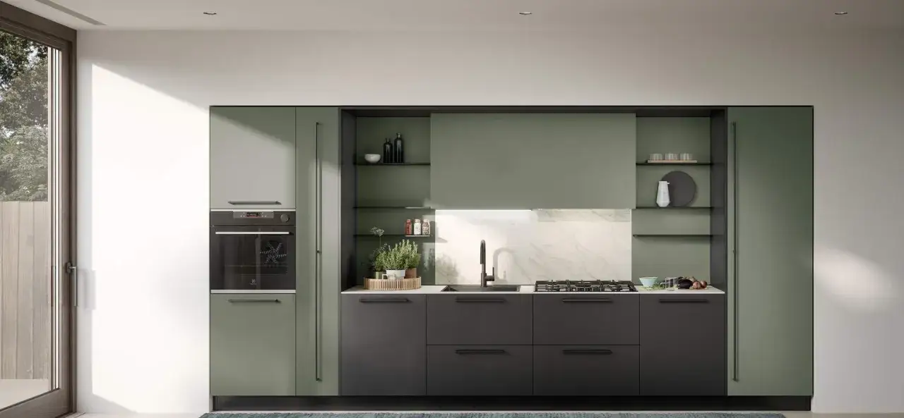Cucina moderna con ante laccate opache color verde salvia e antracite. Opinioni positive per questo design minimalista ed elegante.