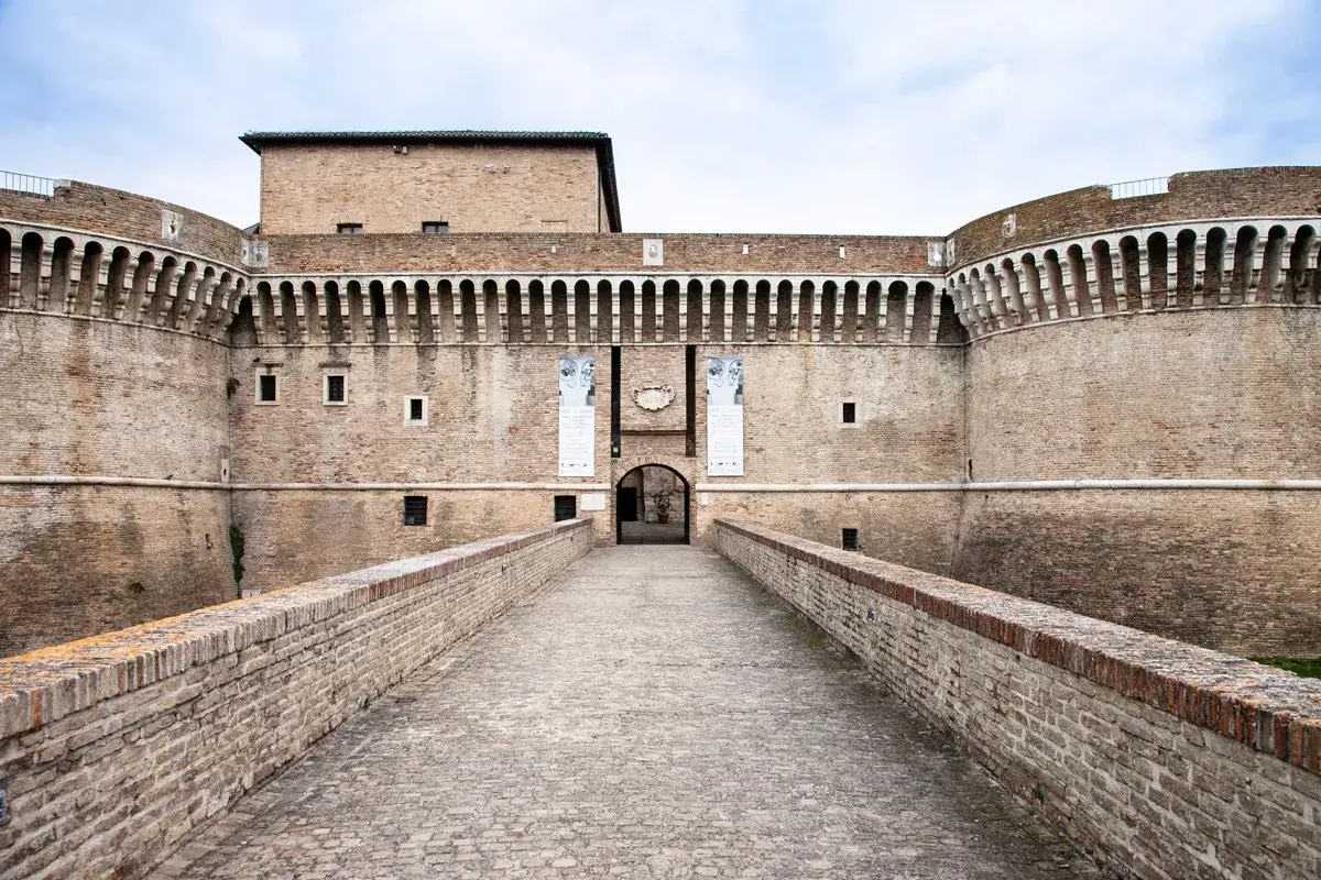 Ponte in pietra conduce alla Rocca Roveresca, un imponente castello nel centro di Senigallia.