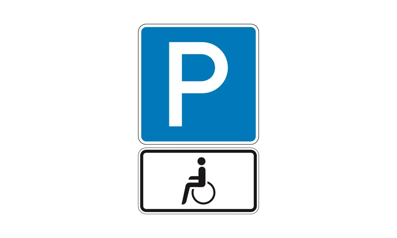 Verkehrsschild: Parkplatz mit Rollstuhlsymbol. Ein blauer Kasten mit weißem