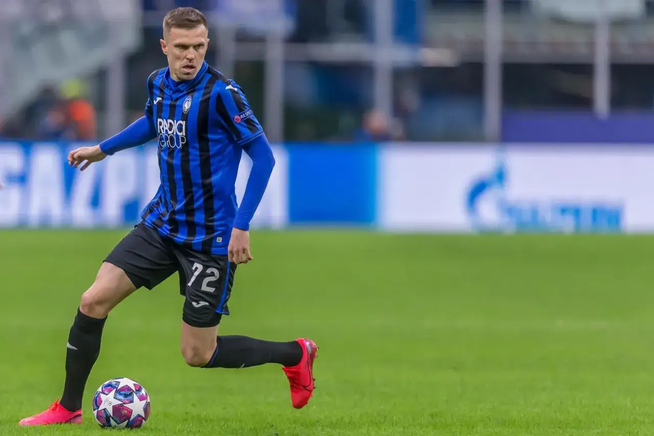 Josip Iličić im Atalanta-Trikot dribbelt mit dem Ball am Fuß über den Rasen.
