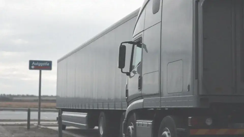 Zdjęcie Ile m3 ma naczepa tira? Poznaj pojemność i zastosowania naczep TIR