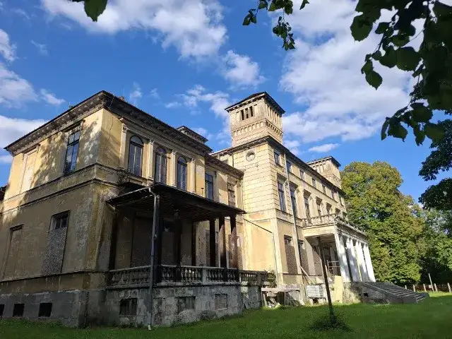 Zdjęcie Pałac w Piekarach: Tajemnice historii i aktualny stan zabytku