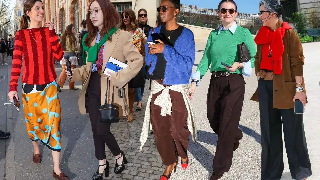 Menschen in bunten Outfits, die Dopamin-Dressing verkörpern. Kräftige Farben und Muster strahlen Freude aus.