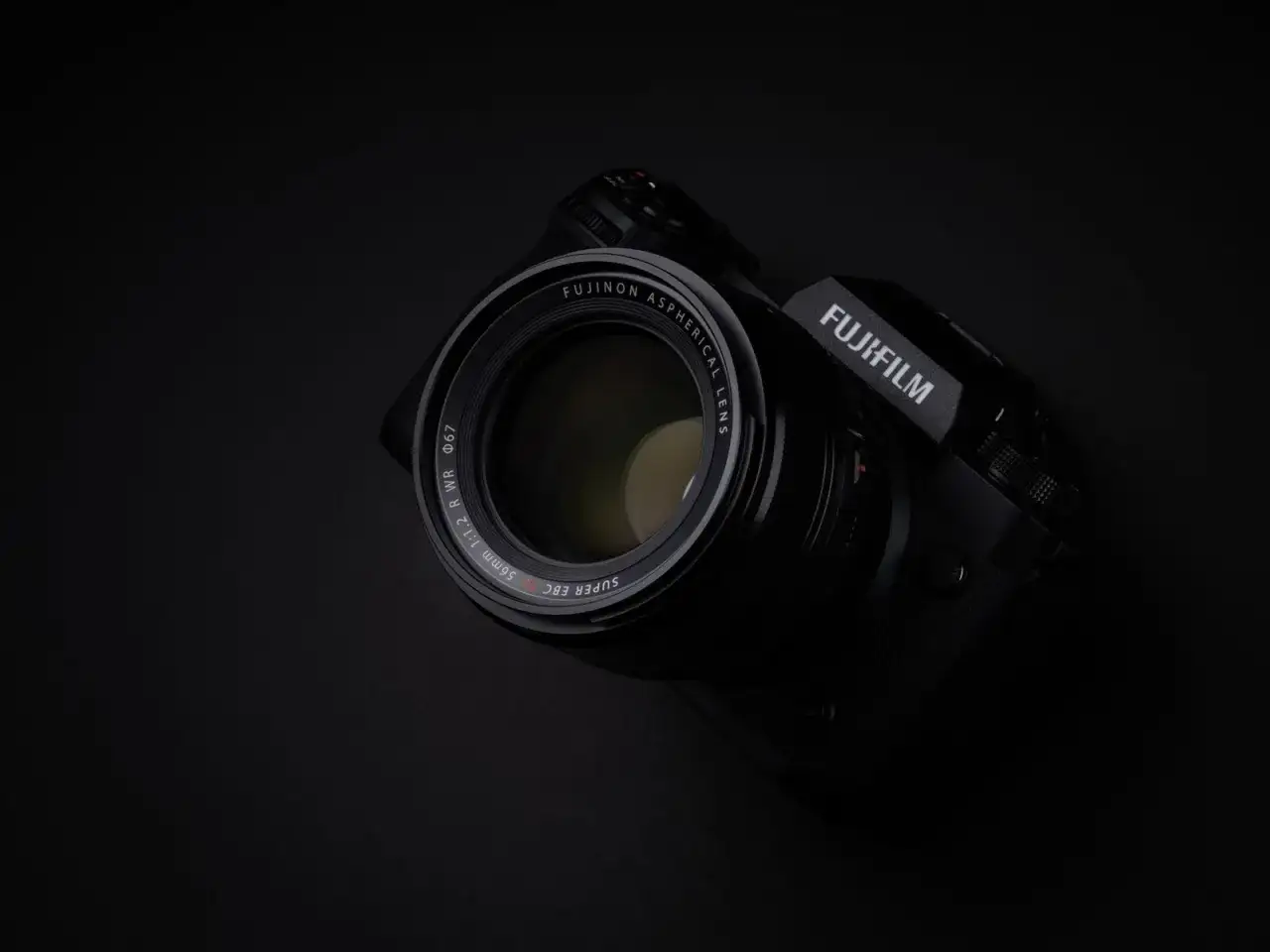 Czarne body aparatu Fujifilm z obiektywem Fujinon 56mm 1:1.2 R WR. Idealny do portretów, ten xh2s uchwyci każdy detal.