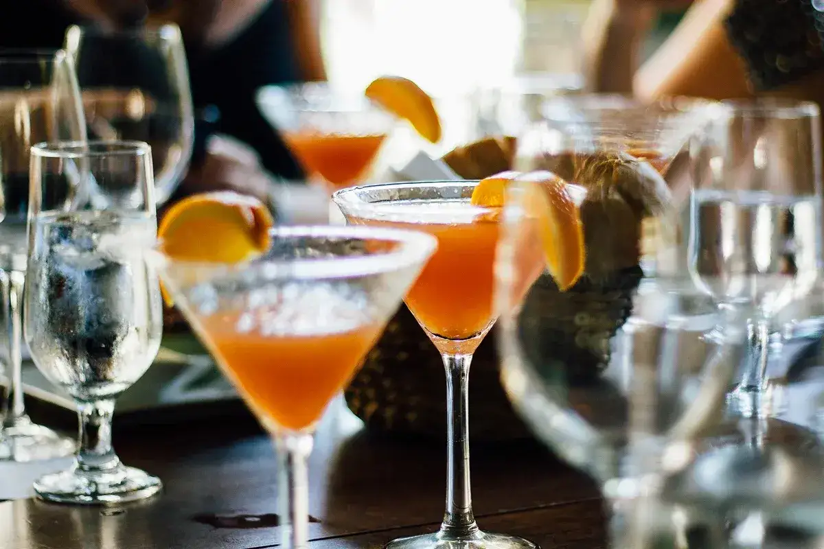 Orzeźwiający martini z sokiem pomarańczowym, ozdobione plasterkiem cytrusa, czeka na gości.