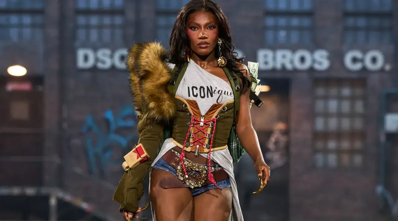 Modelka w stylizacji DSquared2, z napisem 