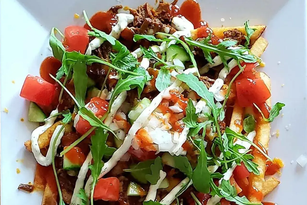 Kapsalon co to? Frytki z mięsem, warzywami i sosami. Pyszne danie, które warto spróbować!