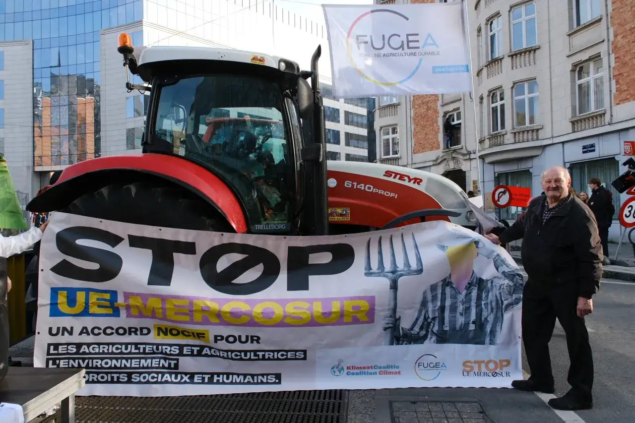 Rolnik protestuje przeciwko umowie UE-Mercosur. Traktor i transparent z hasłem 