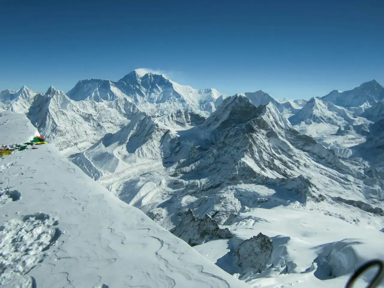 Widok z Mera Peak na ośnieżone szczyty Himalajów. W oddali majaczy potężny masyw.