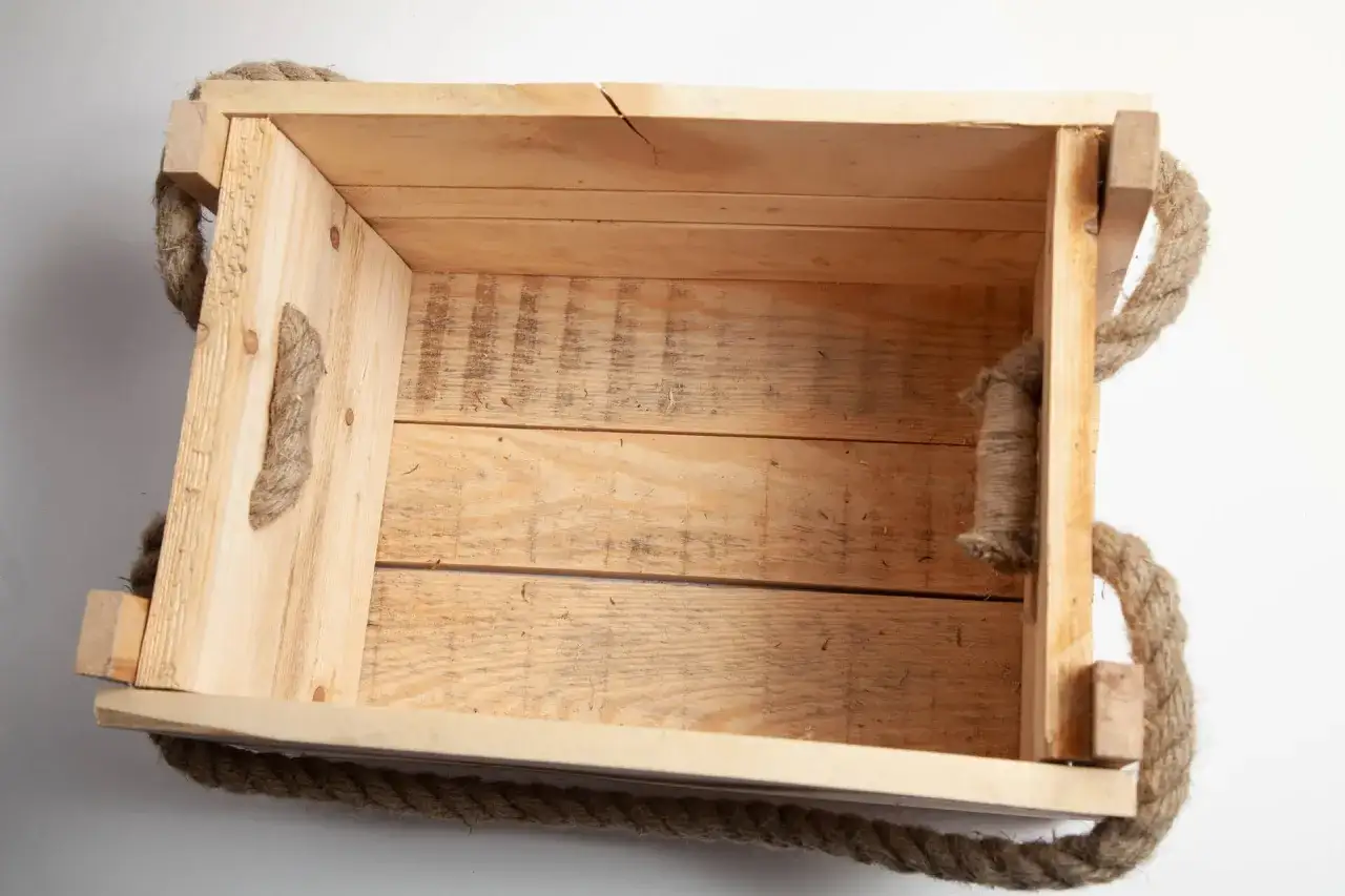 Cassetta in legno grezzo con manici in corda, perfetta per chi vuole imparare come costruire una cassetta in legno.