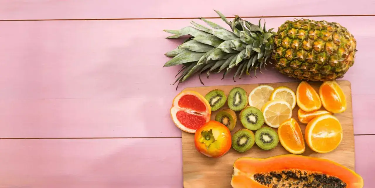 Kiwi, grejpfrut, pomarańcze, cytryny, ananas i papaja – idealne, najmniej kaloryczne owoce na zdrową przekąskę.