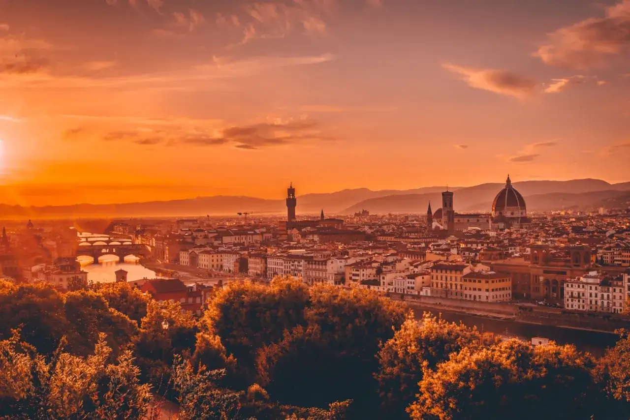 Coucher de soleil flamboyant sur Florence, illuminant la cath&eacute;drale et le Ponte Vecchio. La vue depuis le jardin de Santa Trinita est &agrave; couper le souffle.
