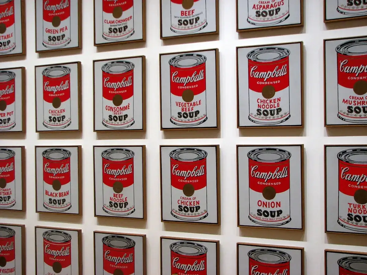 Andy Warhol's Campbell's Soup Cans: co to pop? Różne smaki zup w ikonicznych puszkach.