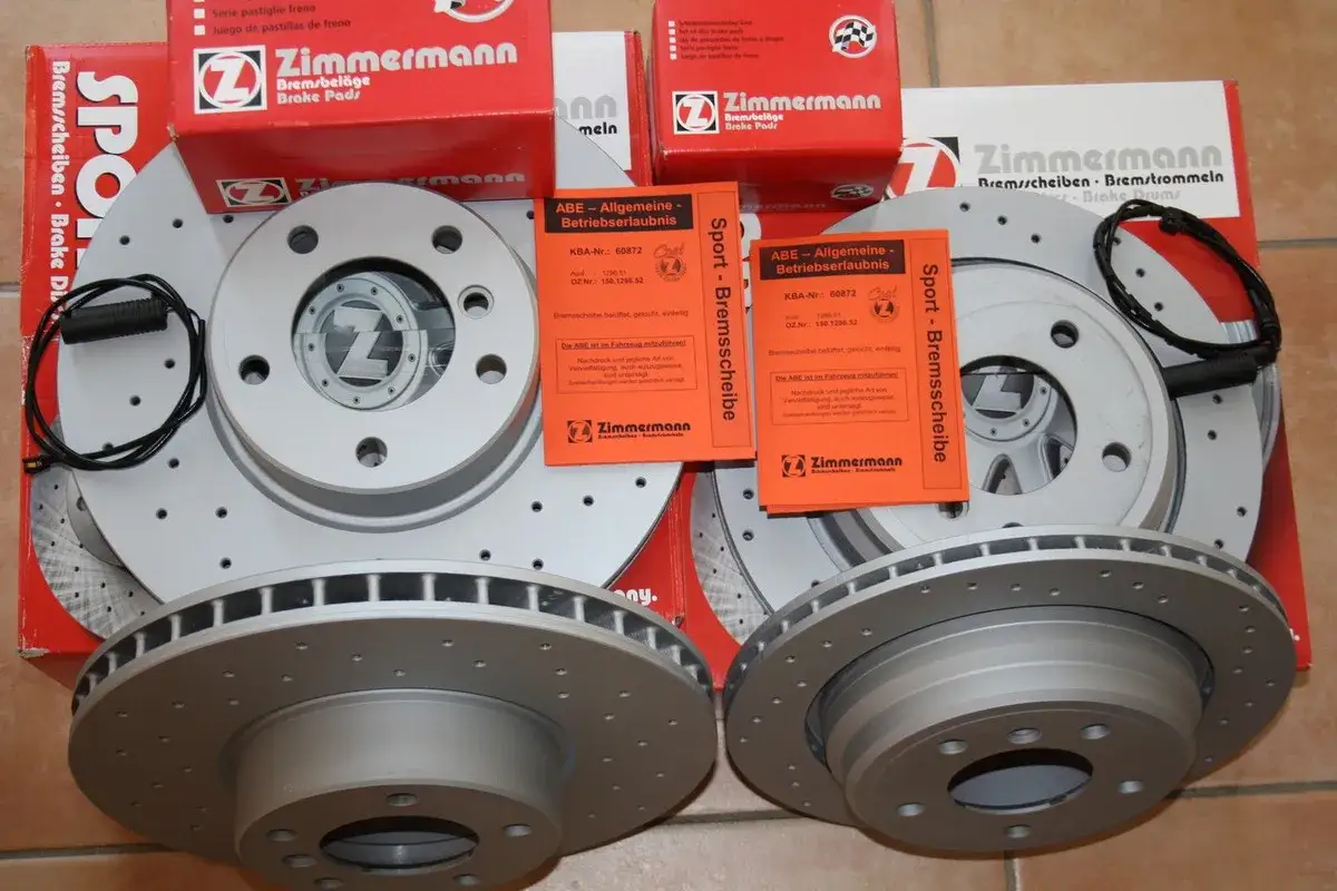 Zimmermann Bremsen für BMW: Neue Sport-Bremsscheiben und Beläge, bereit für den Einbau. Gute Erfahrung mit Zimmermann Bremsen.