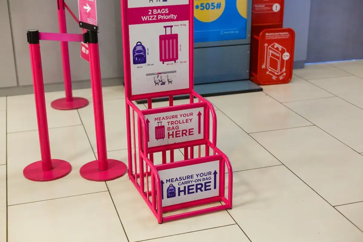 Stojak do mierzenia bagażu Wizzair. Sprawdź wymiary swojego wózka i bagażu podręcznego, by uniknąć problemów.