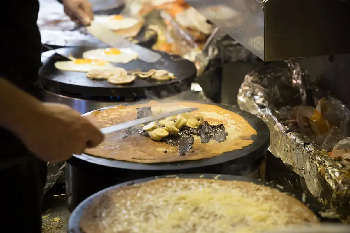 Préparation de galettes de sarrasin. La pâte trop liquide ou une cuisson trop rapide peut expliquer pourquoi les galettes de sarrasin se cassent.