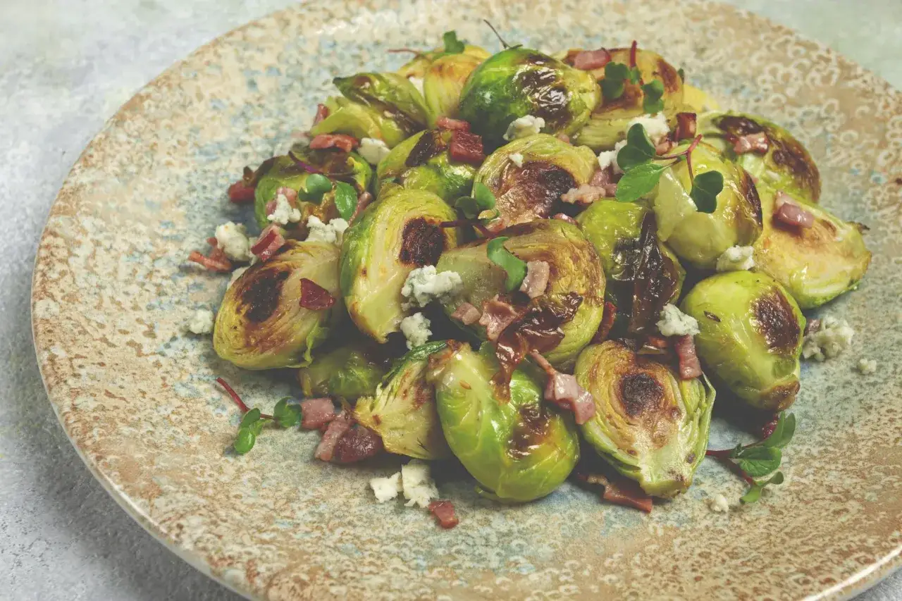 Ger&ouml;steter Rosenkohl mit Speck und Blauschimmelk&auml;se, eine k&ouml;stliche Idee f&uuml;r Rosenkohl Rezepte.