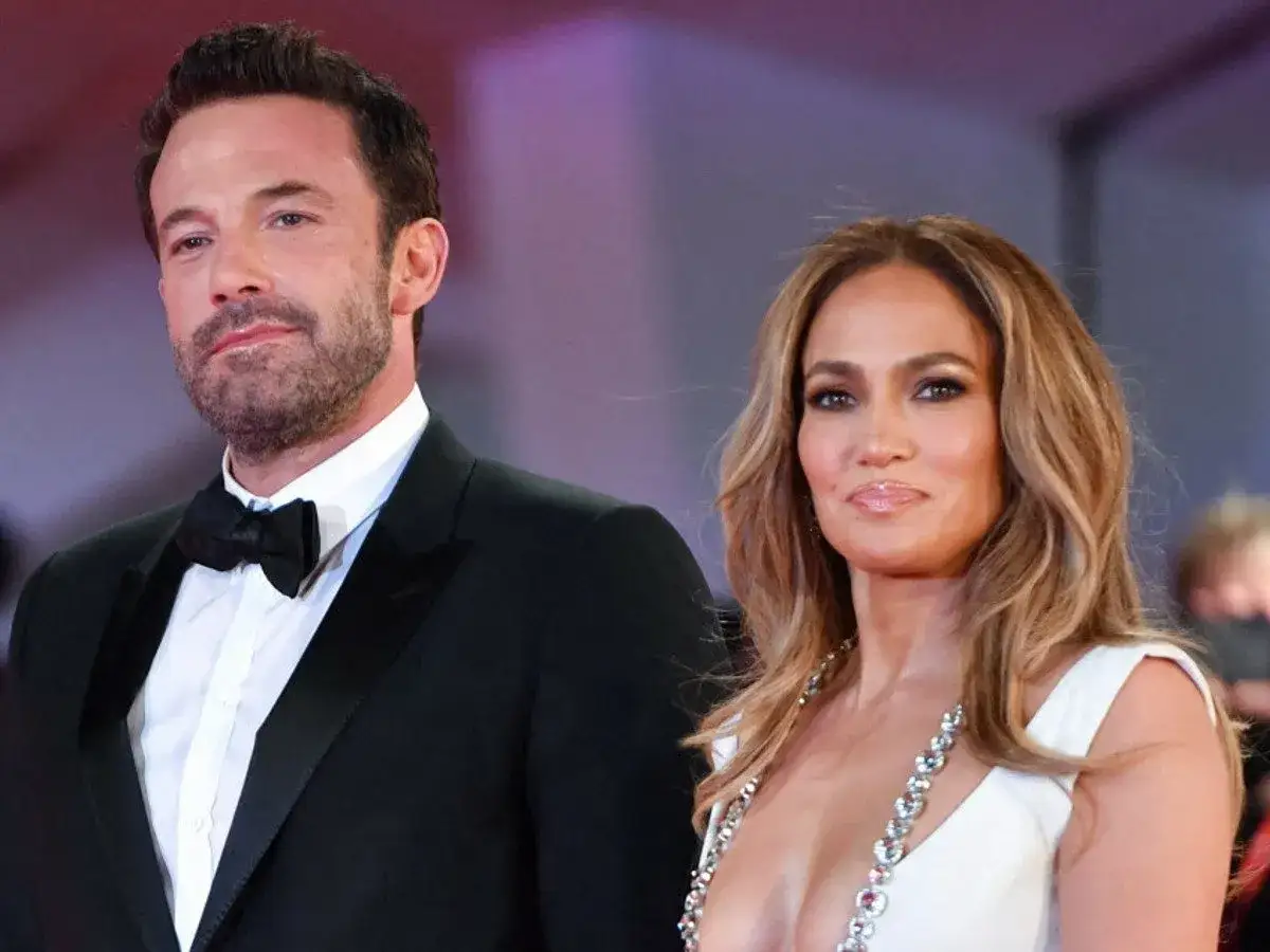 Jennifer Lopez i jej mąż Ben Affleck na czerwonym dywanie.