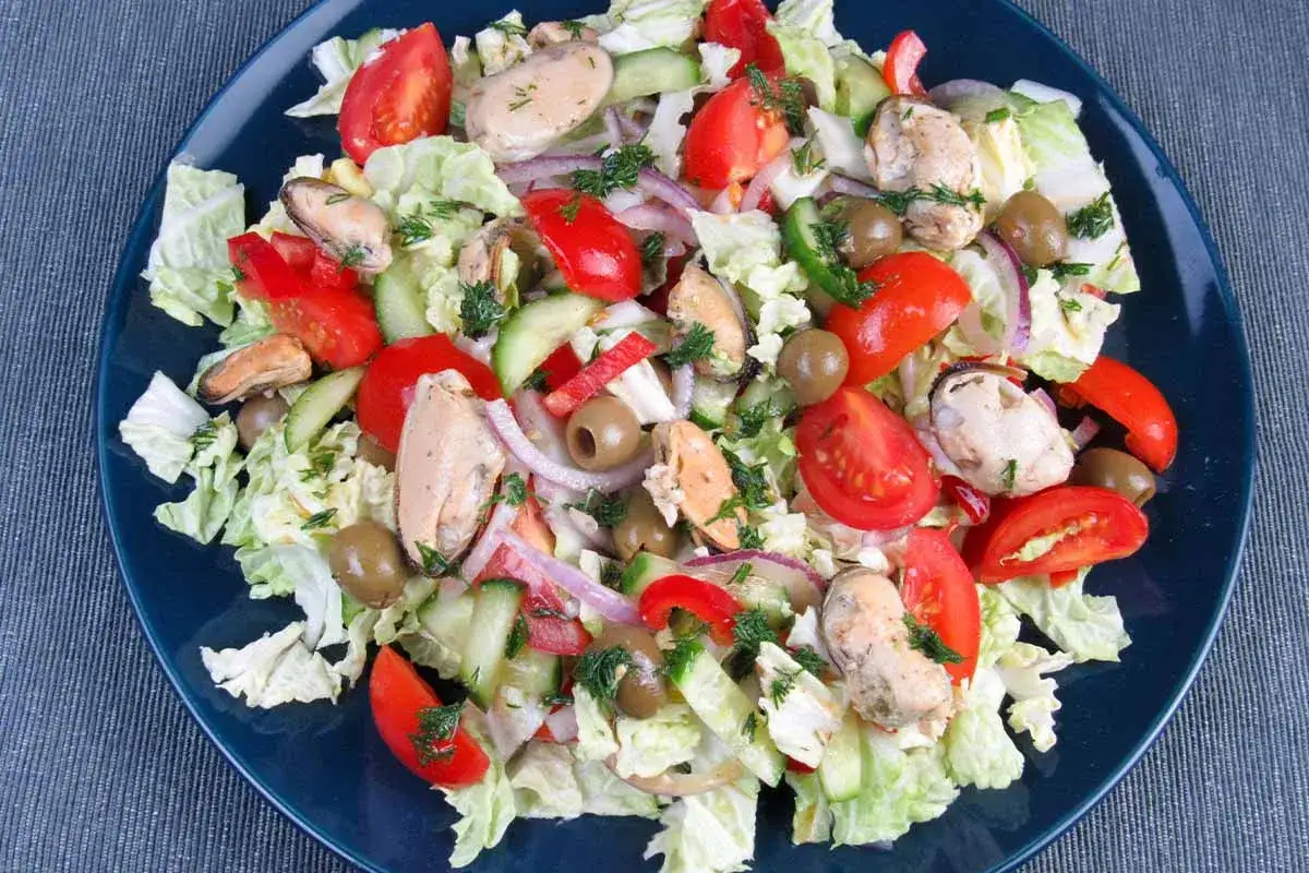 Frischer Sommersalat mit Muscheln, Tomaten, Gurken und Oliven. Ein leichtes und leckeres Rezept f&uuml;r hei&szlig;e Tage.