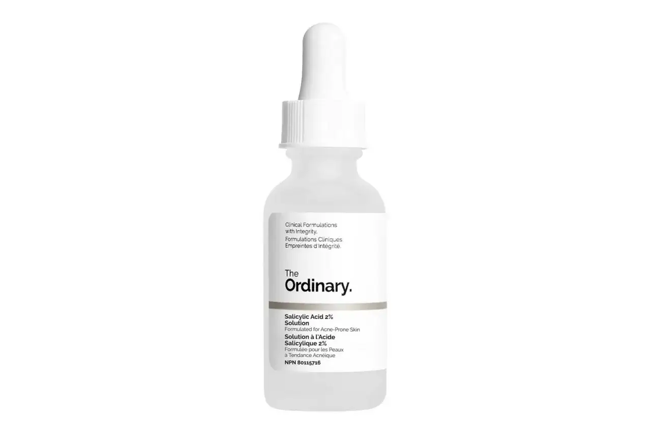 Biała buteleczka z pipetką, serum z kwasem salicylowym 2% od The Ordinary. Czy kwas salicylowy się zmywa? To pytanie zadaje sobie wiele osób z cerą trądzikową.