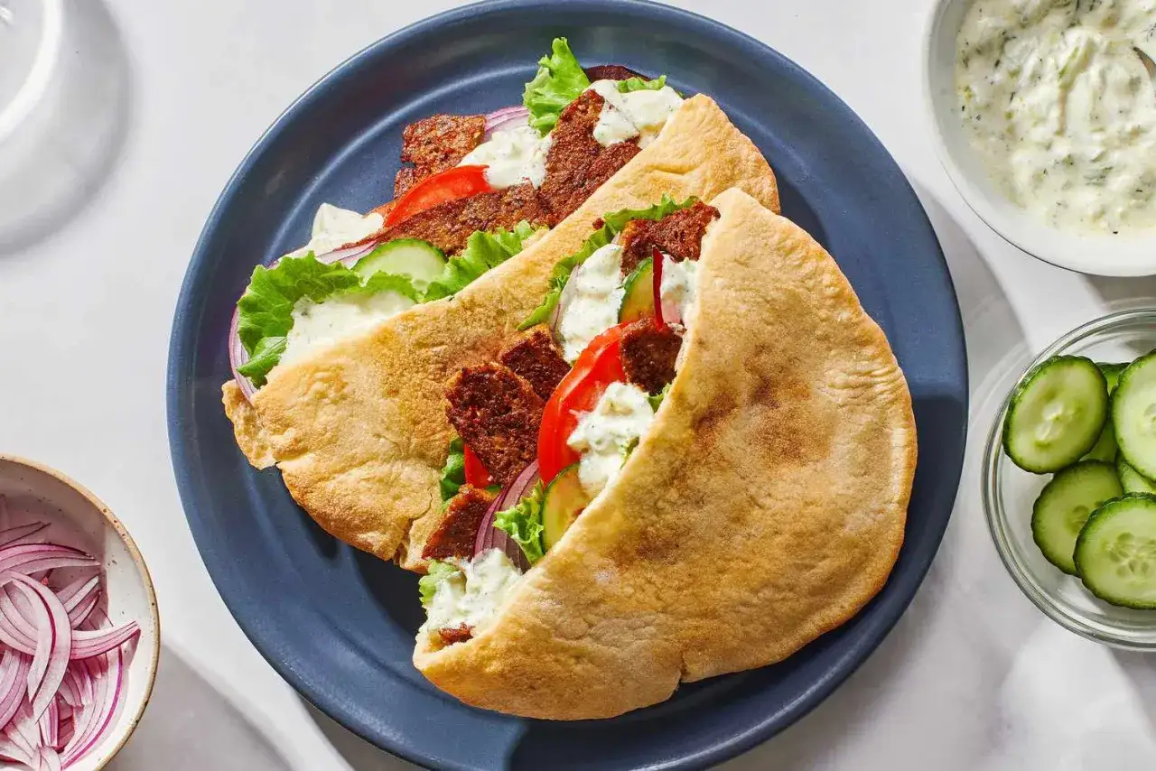 Dwa sycące **kebab w picie** z soczystym mięsem, świeżymi warzywami i kremowym sosem.