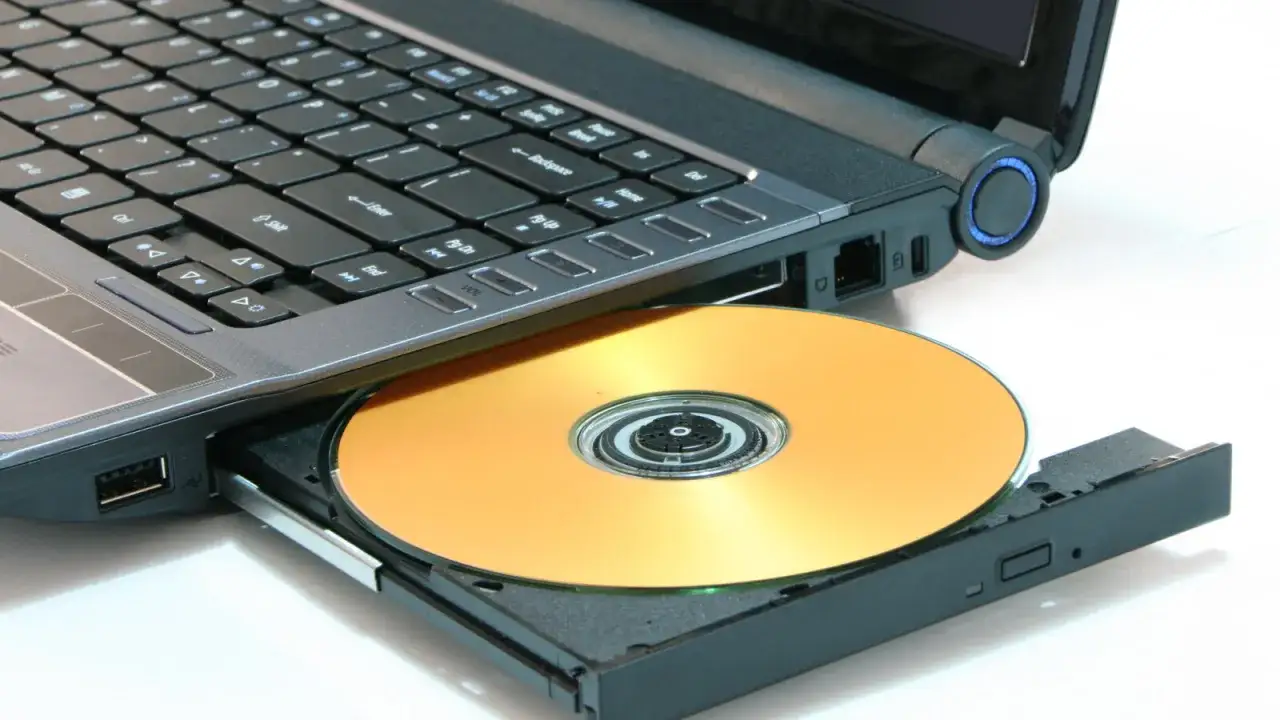 Ein Laptop mit ausgefahrener Schublade für das CD-Brennen unter Windows 11.