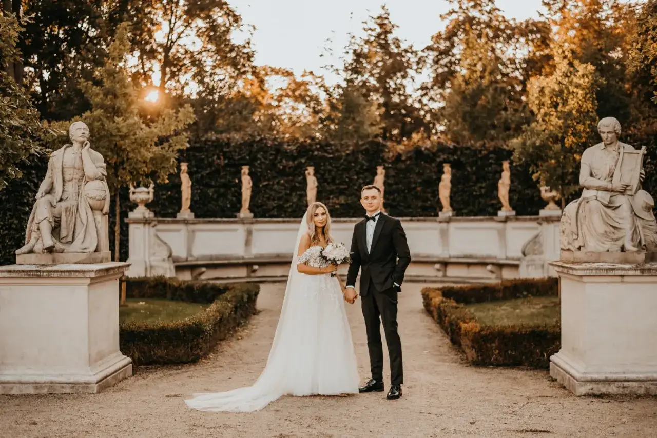 Para młoda pozuje do sesji ślubnej w ogrodach Pałacu w Wilanowie.