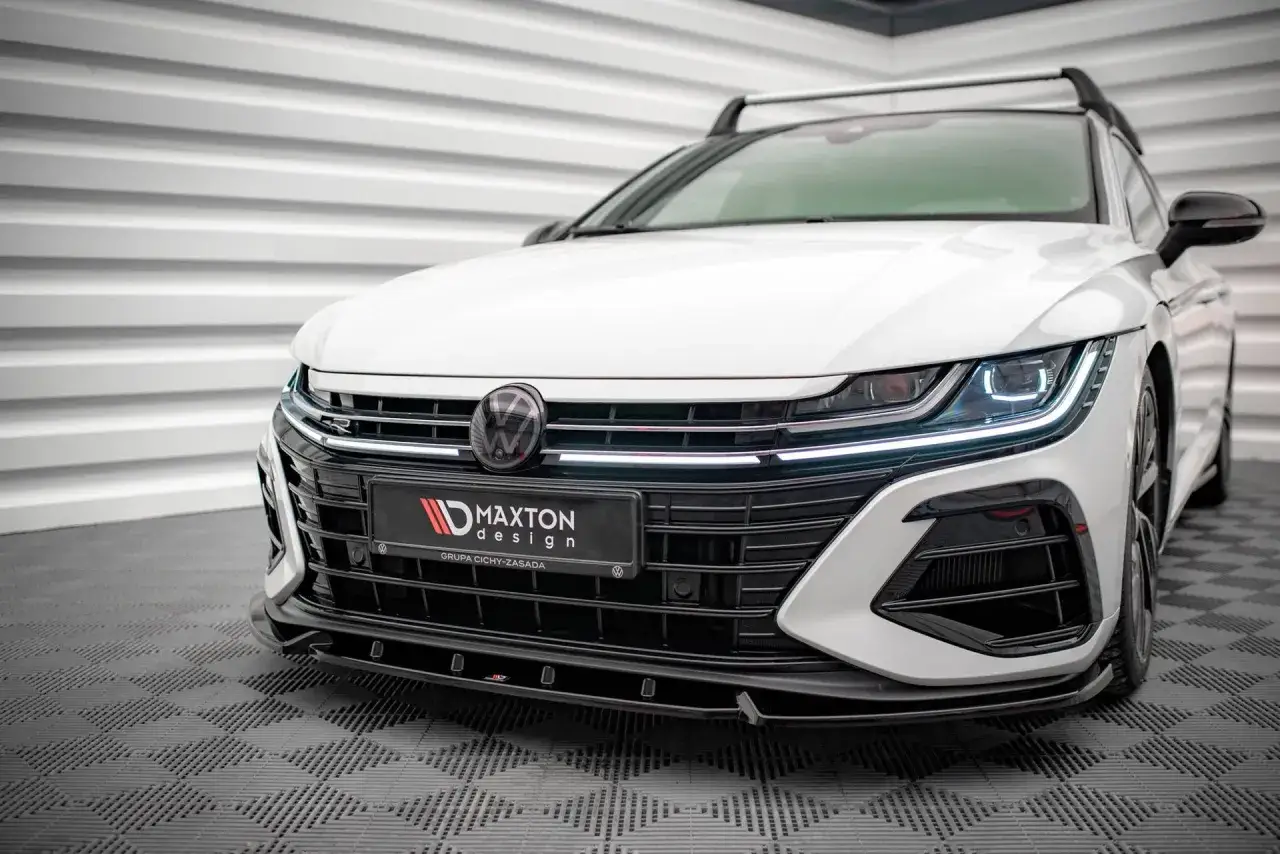 Biały Arteon Shooting Brake z czarnymi dodatkami i relingami dachowymi, gotowy na każdą podróż.