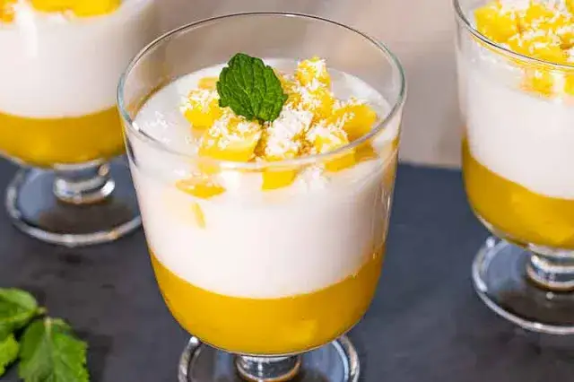 mousse de piña en copas con menta