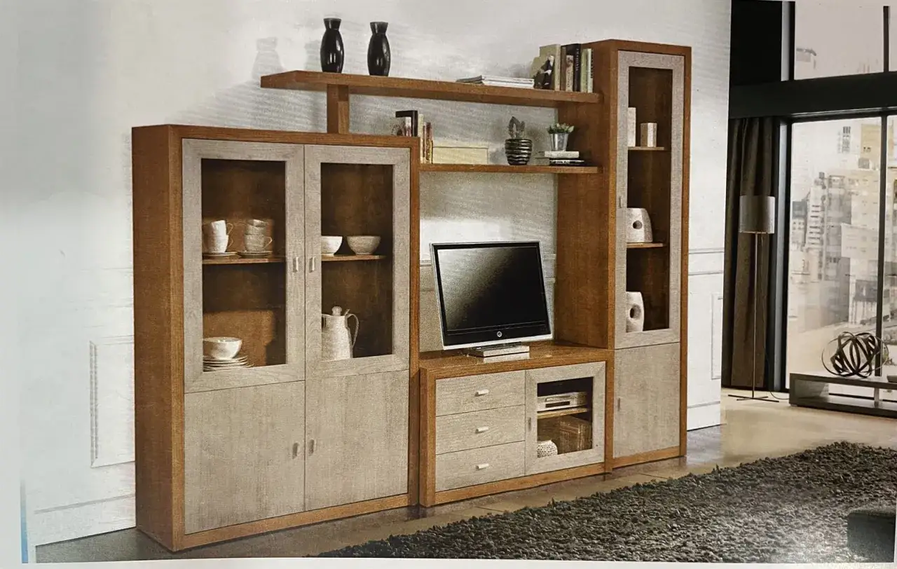 Mueble de sal&oacute;n con acabados en madera cerezo y detalles en gris. Incluye vitrinas, estantes, cajones y espacio para TV.