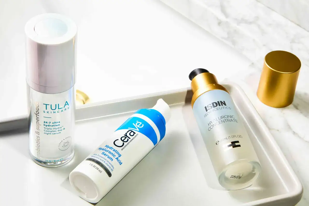 Hyaluron Serum Naturkosmetik: Tula, Cerave und ISDIN auf einem Tablett.