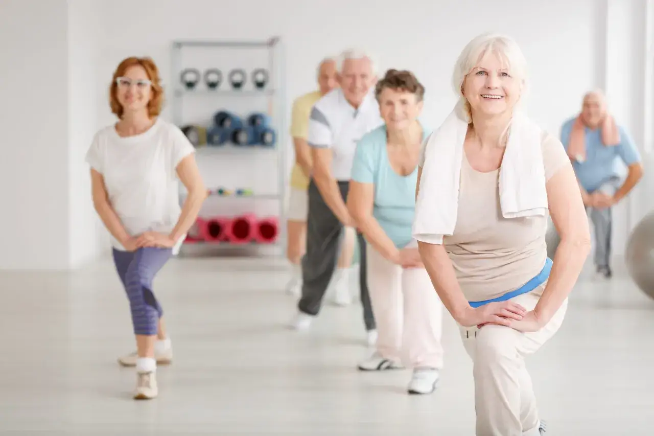 Seniorzy ćwiczący rehabilitacja Dom Seniora Aura