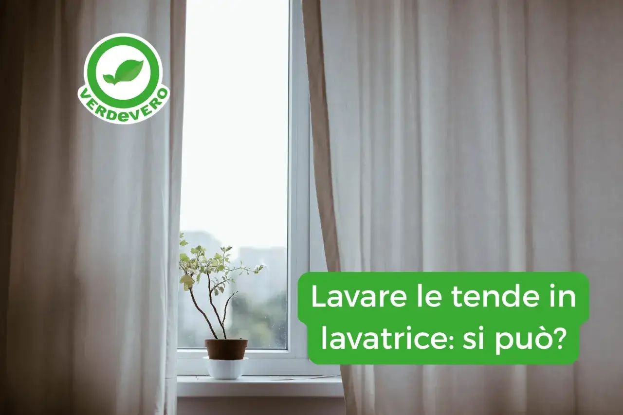 Tende chiare drappeggiate vicino a una finestra con una pianta in vaso. Il testo sovrapposto chiede: 