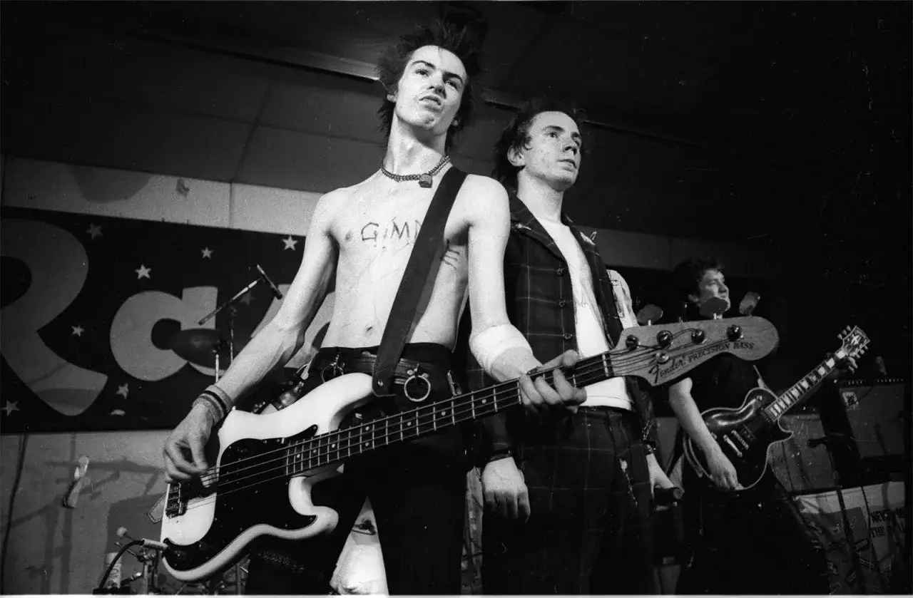 Les membres des Sex Pistols sur sc&egrave;ne, Sid Vicious &agrave; la basse, John Lydon au chant.