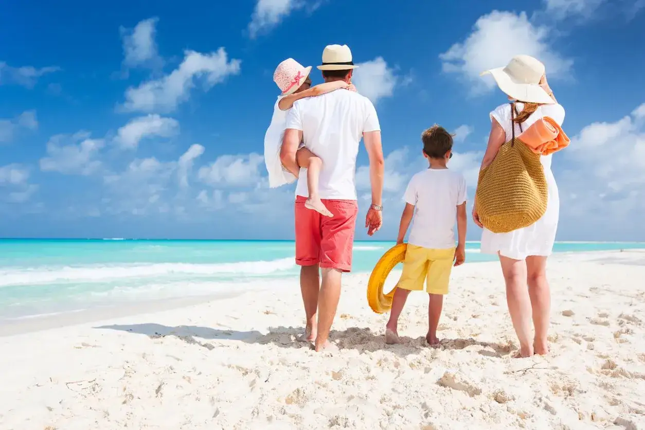 Rodzina z dzieckiem na szerokiej, piaszczystej plaży Bałtyku