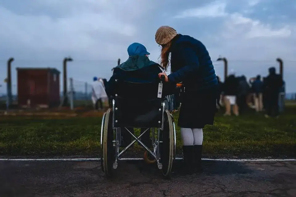 Kobieta w ciąży, senior i osoba z niepełnosprawnością korzystający z usług medycznych