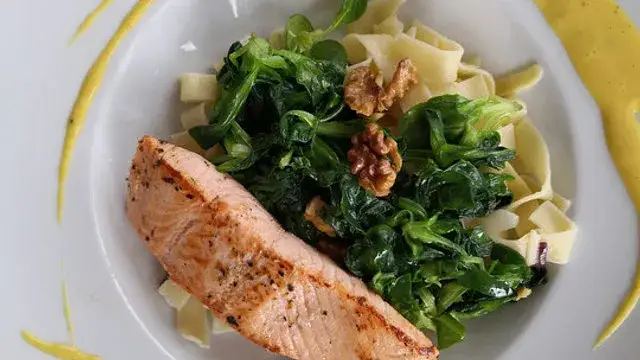 Feldsalat mit gebratenem Lachsfilet