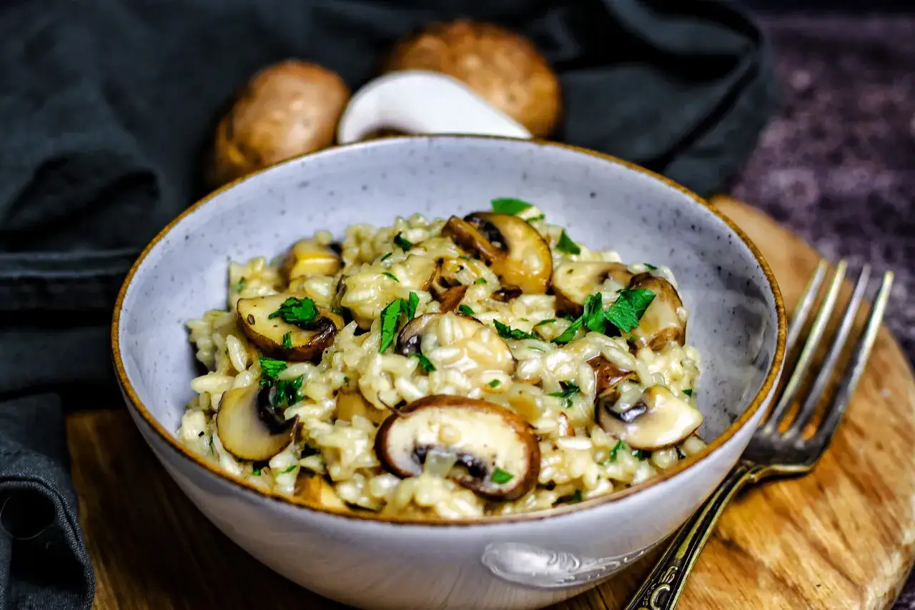 Cremiges Pilzrisotto, garniert mit frischer Petersilie. Ein köstliches pilzrisotto rezept für gemütliche Abende.