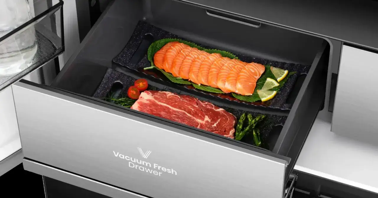 Świeży łosoś i stek w szufladzie Vacuum Fresh Drawer. Idealne do przechowywania ryby pakowanej próżniowo i mięsa.