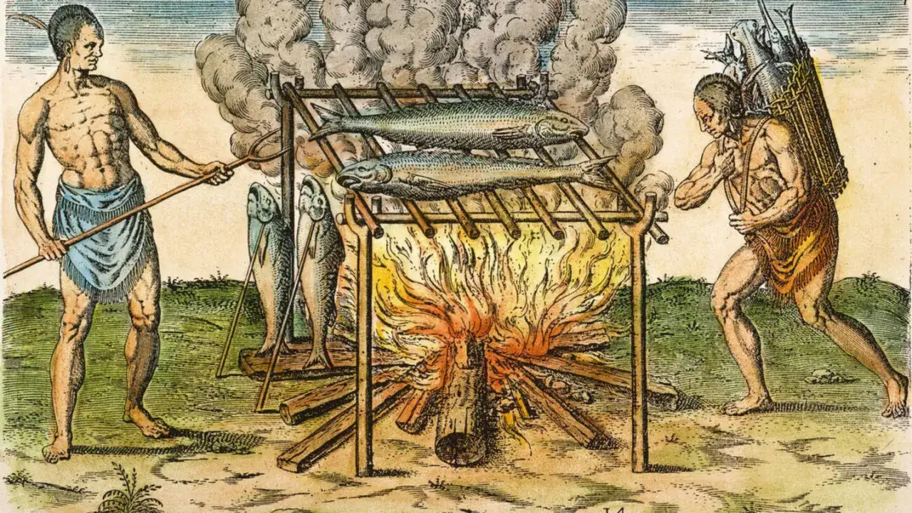 Deux hommes préparent du poisson sur un feu. L'un tient une lance, l'autre porte un panier. Qui a inventé le barbecue ?