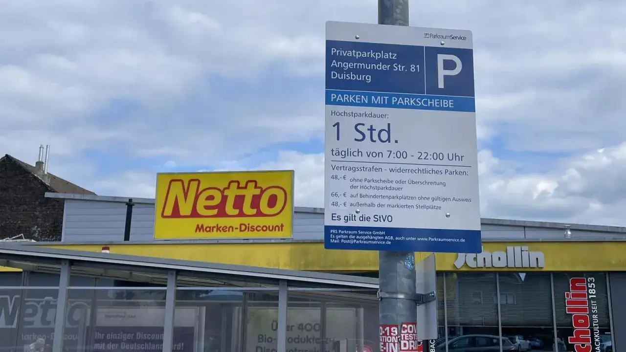 Privatparkplatz Duisburg: Parken ohne Parkschein kostet 48&euro;, mit Parkscheibe 1 Std. gratis.