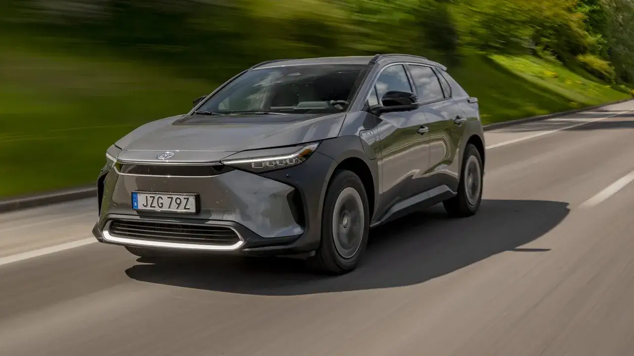 Gr&aring; Toyota bZ4X k&ouml;r p&aring; en landsv&auml;g. Trots att det &auml;r en ny elbil, finns det ett k&auml;nt toyota bz4x problem med hjulen.