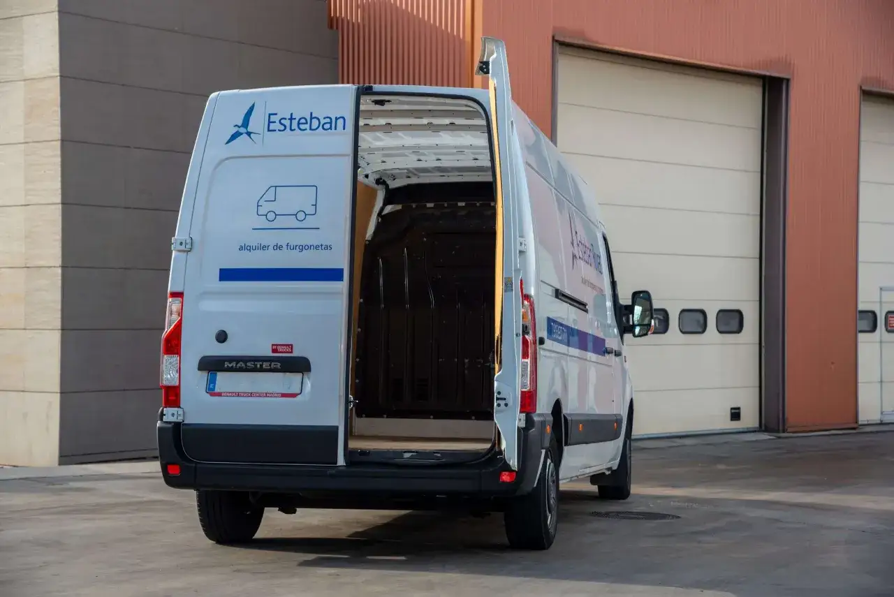 Camion blanco de alquiler de furgonetas, modelo Master, con puertas traseras abiertas. Ideal para mudanzas con carnet B.