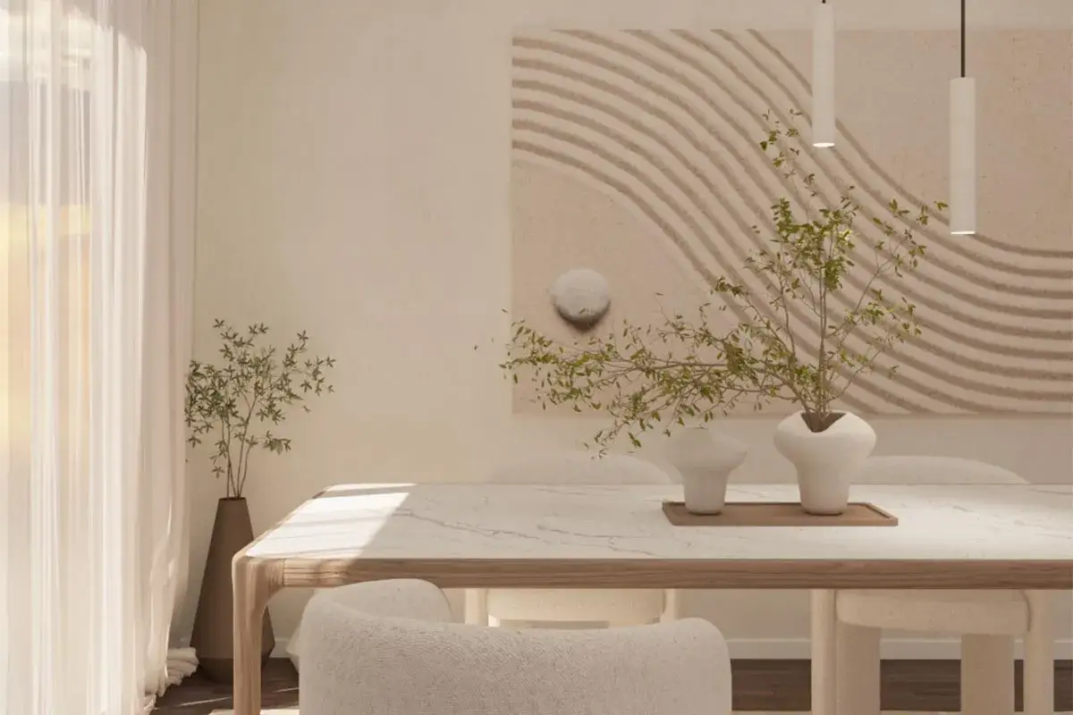 Interno di una casa stile Japandi con tavolo in marmo, sedie in tessuto boucl&eacute; e un quadro zen.