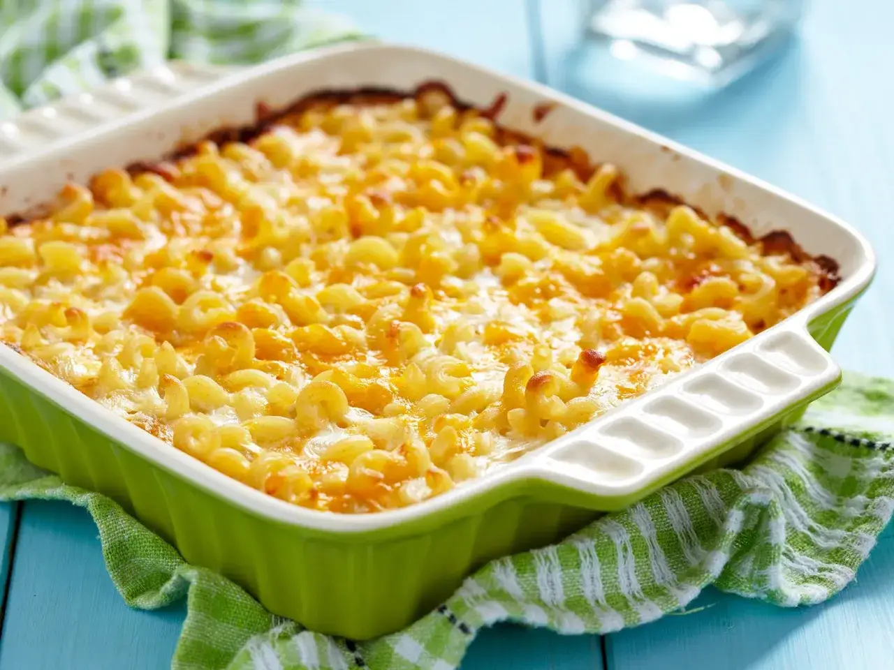 Herzhaft &uuml;berbackene Makkaroni mit K&auml;se in einer gr&uuml;nen Auflaufform. Perfekt f&uuml;r leckere Buttermilch Rezepte.