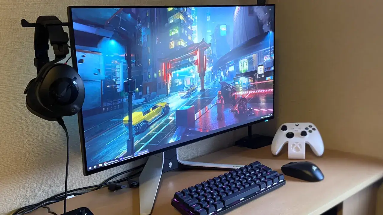 Gaming-Setup mit Steam-Fenster 11, Kopfhörern, Tastatur, Maus und Xbox-Controller.