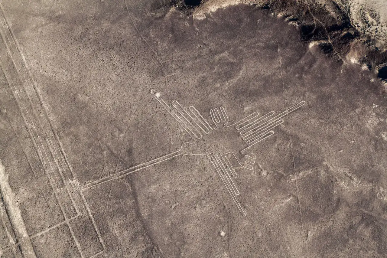 Las **líneas de Nazca** forman un colibrí gigante en el desierto peruano.